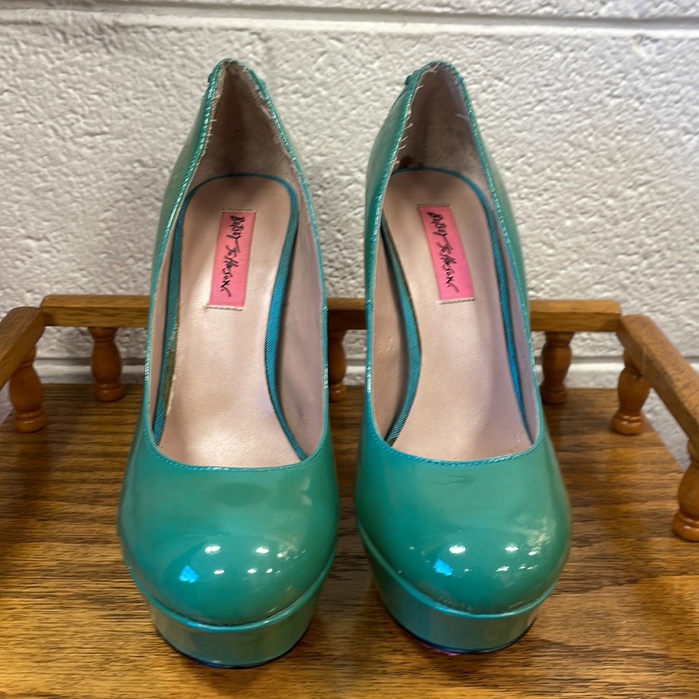 Betsey Johnson green patten leather platform heels size 8.5.